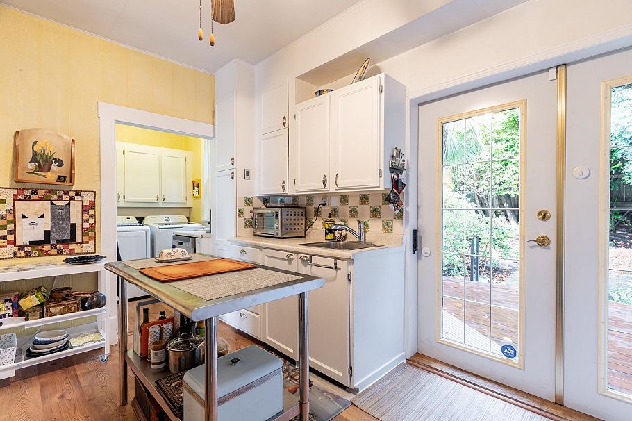 114 W Kings Road North Vancouver, BC - 25