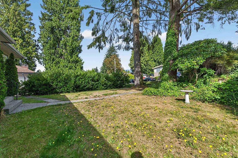 341 W 24th Street North Vancouver, BC - 3