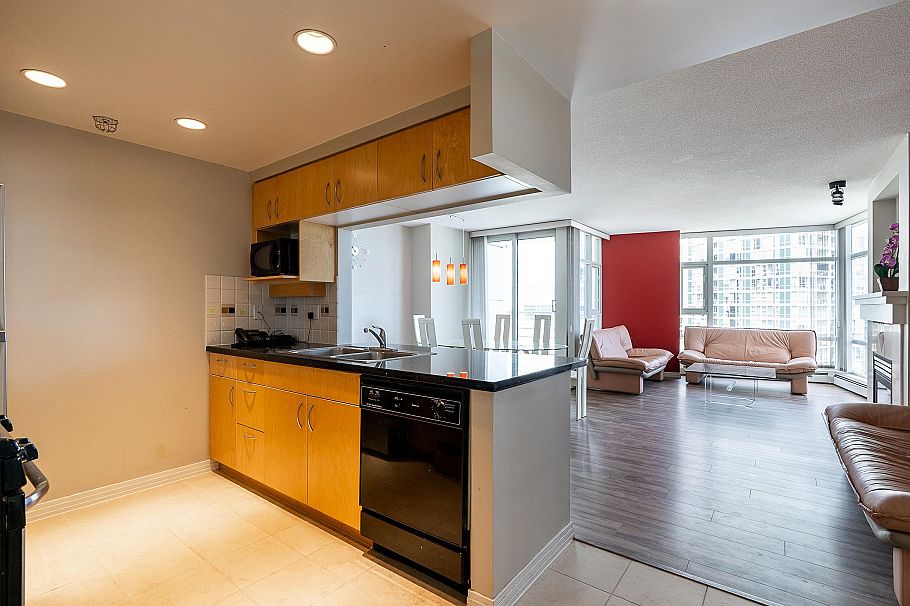 2303 1199 Marinaside Crescent Vancouver, BC - 3
