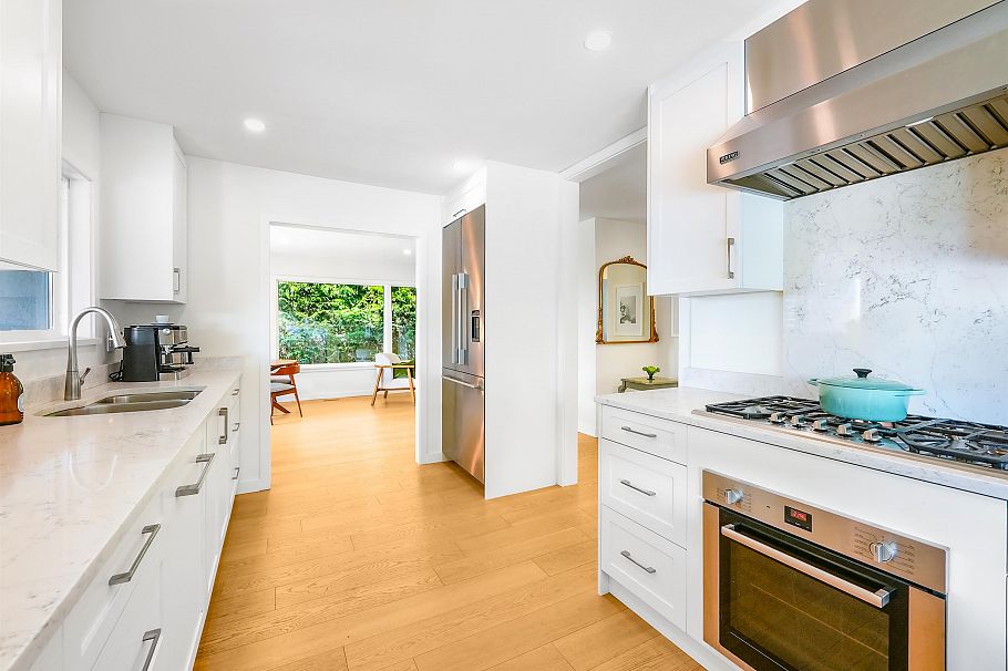 3277 Chesterfield Avenue North Vancouver, BC - 30