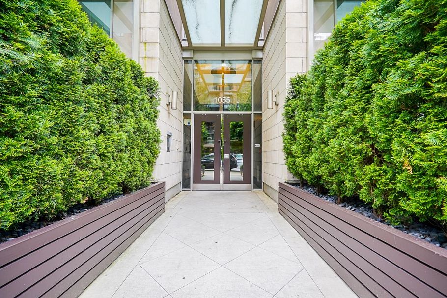 210 1055 Richards Street Vancouver, BC - 1
