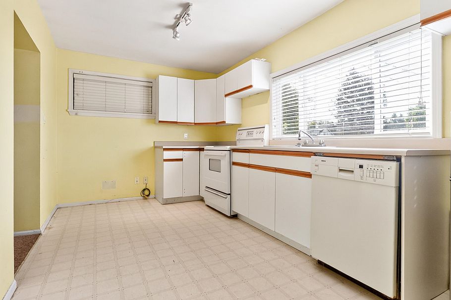 341 W 24th Street North Vancouver, BC - 24