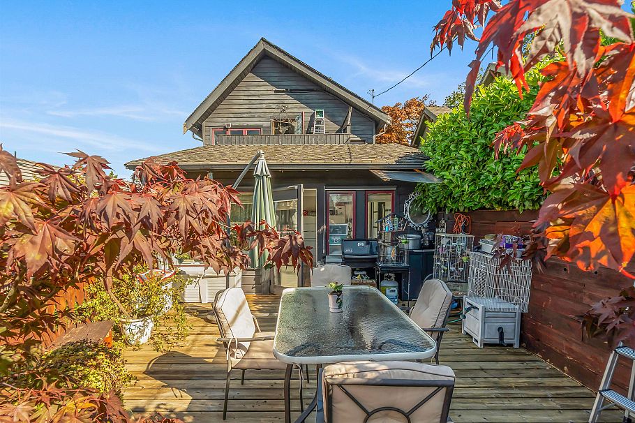 319 E 27th Street North Vancouver, BC - 32