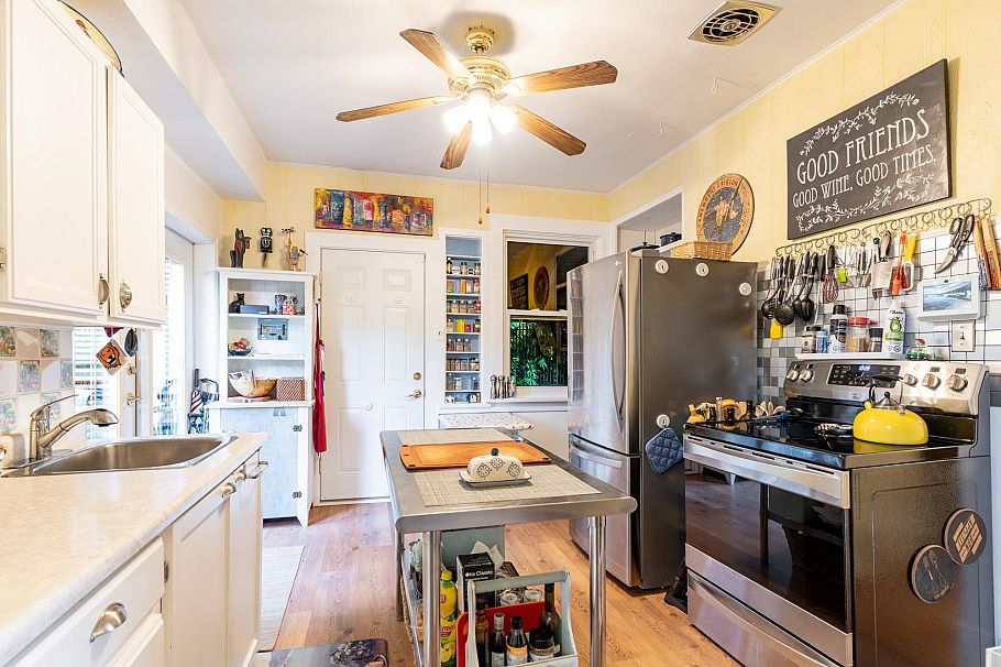 114 W Kings Road North Vancouver, BC - 23