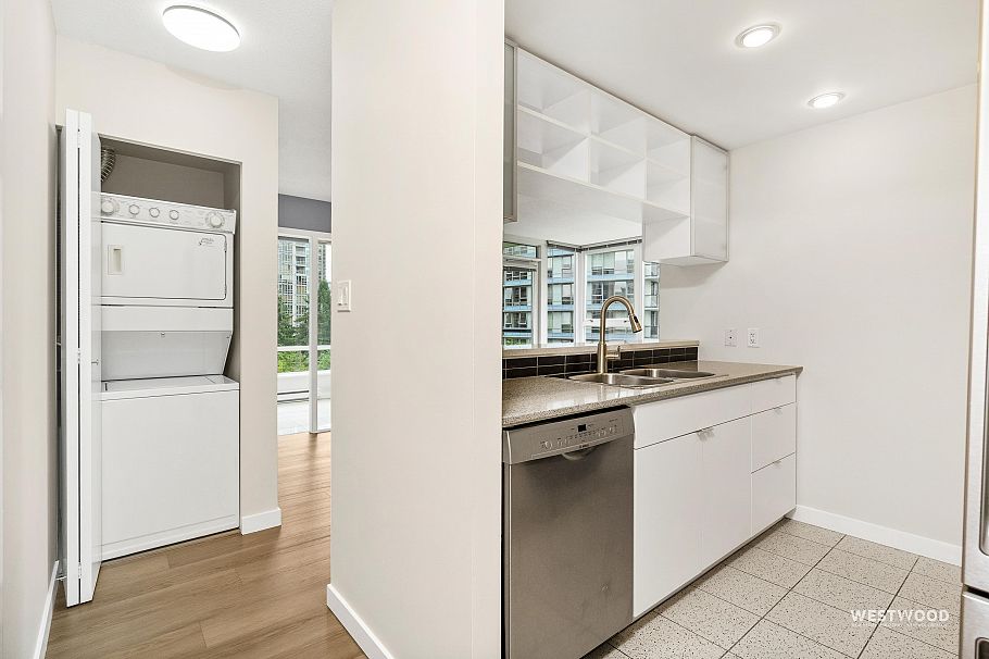 808 939 Expo Boulevard Vancouver, BC - 12