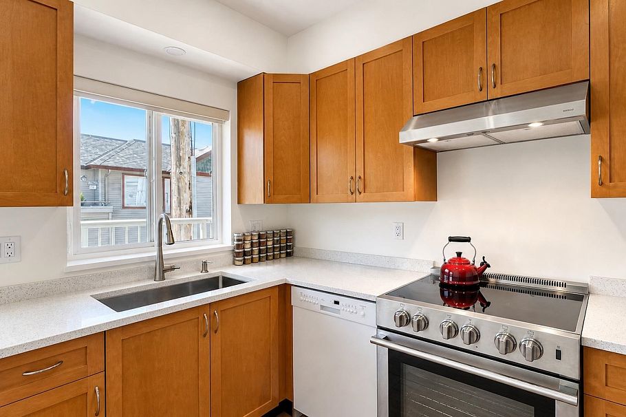 13 915 Tobruck Avenue North Vancouver, BC - 10