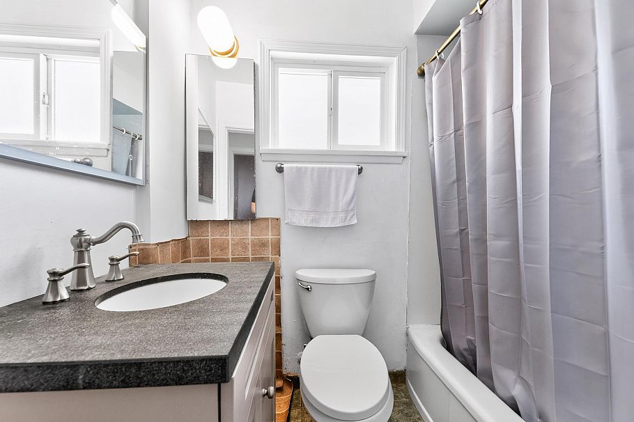 341 W 24th Street North Vancouver, BC - 12