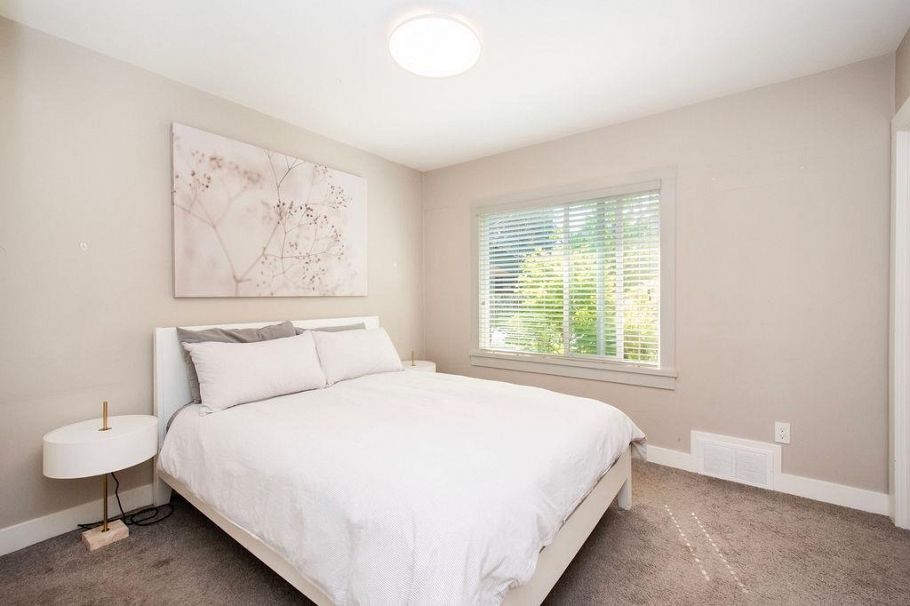 1218 W 22nd Street North Vancouver, BC - 16