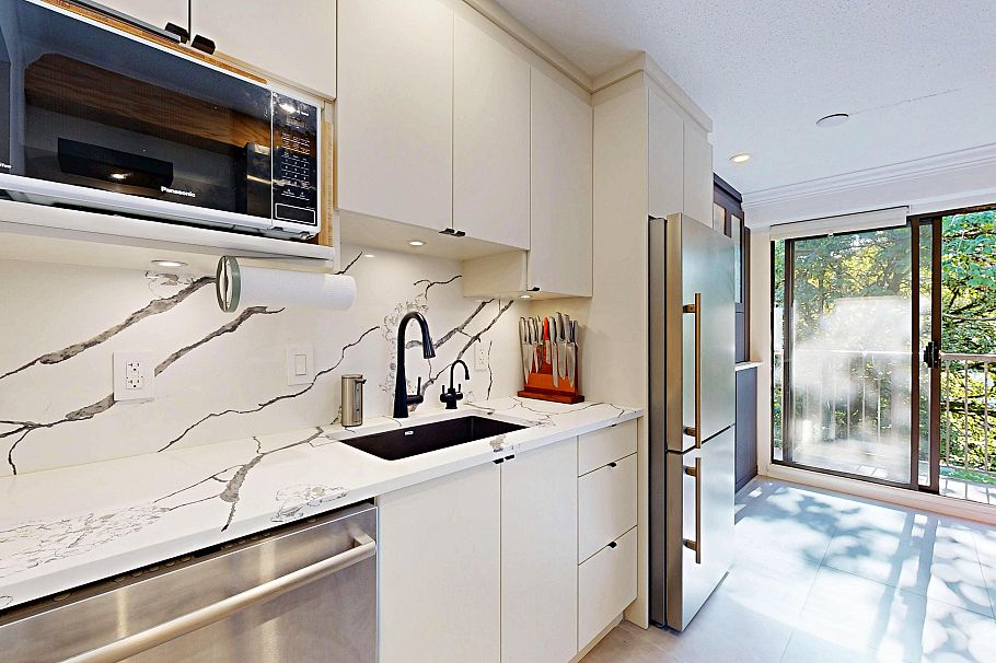 204 252 W 2nd Street North Vancouver, BC - 1