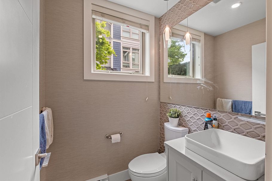 5 115 W Queens Road North Vancouver, BC - 11