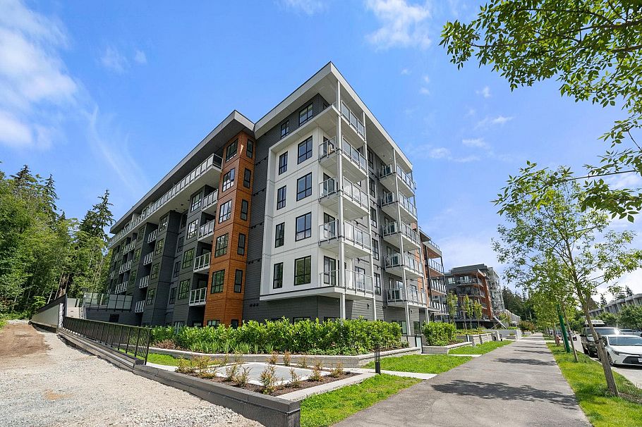 404 3594 Malsum Drive North Vancouver, BC - 1