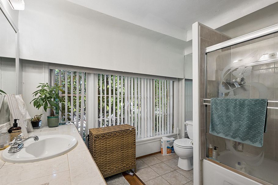 1441 W 49th Avenue Vancouver, BC - 32