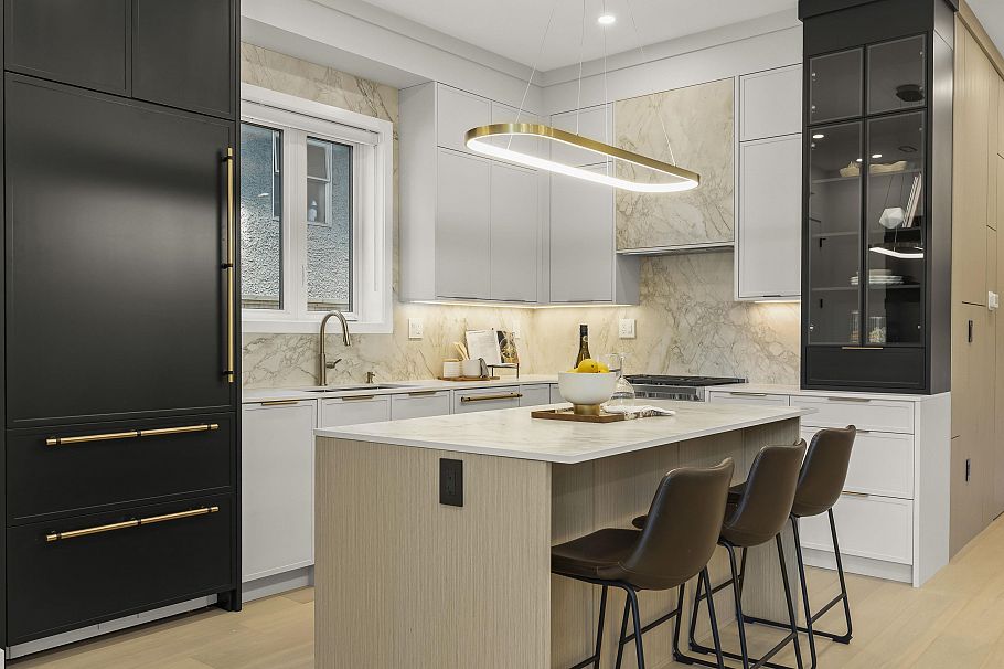 1 3255 W 13th Avenue Vancouver, BC - 1