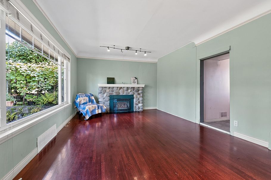 341 W 24th Street North Vancouver, BC - 6