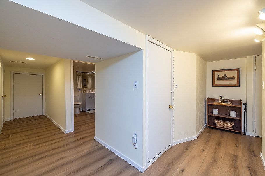 114 W Kings Road North Vancouver, BC - 31