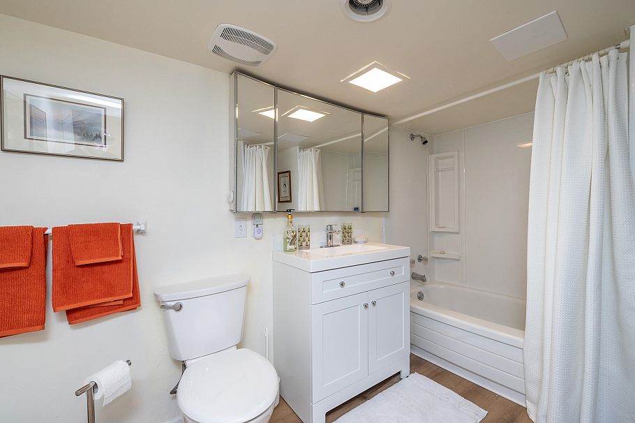 114 W Kings Road North Vancouver, BC - 32