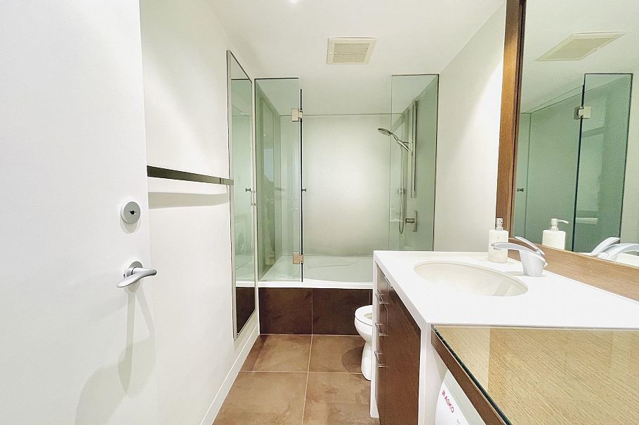 404 1405 W 15th Avenue Vancouver, BC - 10