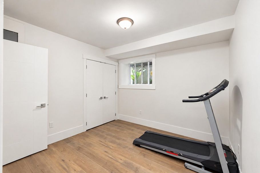 344 E 21 Street North Vancouver, BC - 33