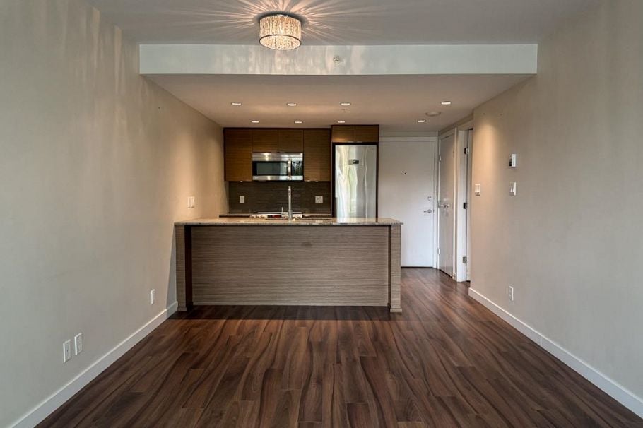 321 135 E 17th Street North Vancouver, BC - 3