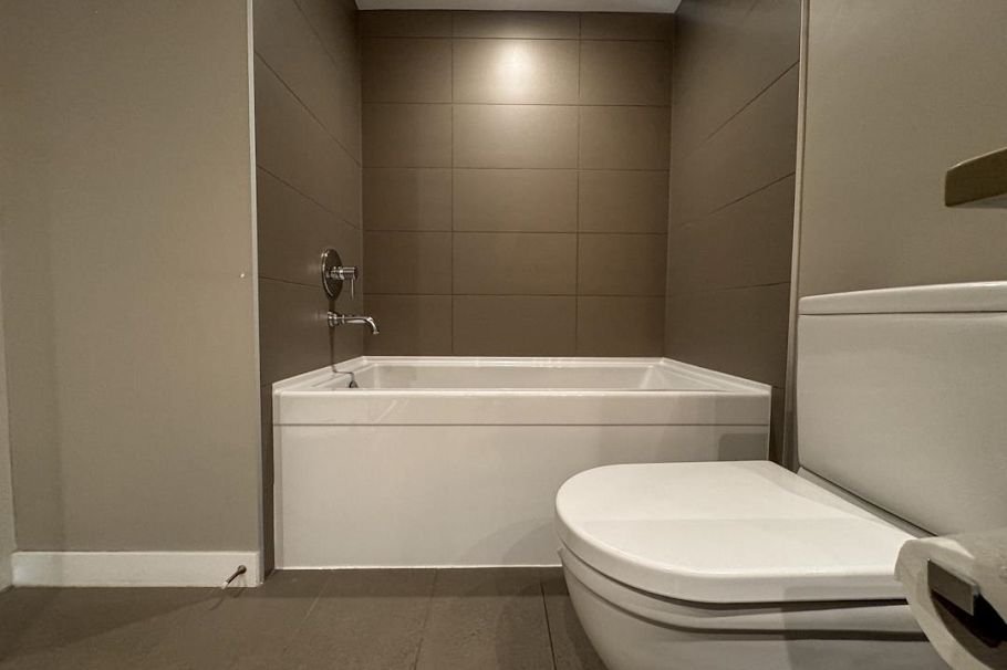 321 135 E 17th Street North Vancouver, BC - 14