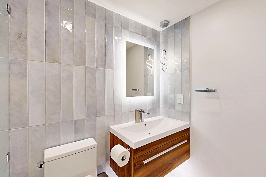 204 252 W 2nd Street North Vancouver, BC - 25