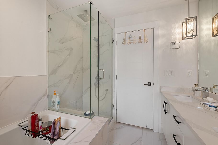 344 E 21 Street North Vancouver, BC - 21