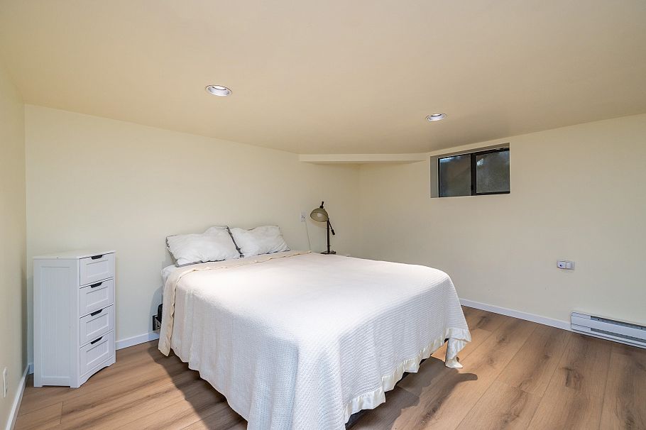 114 W Kings Road North Vancouver, BC - 33