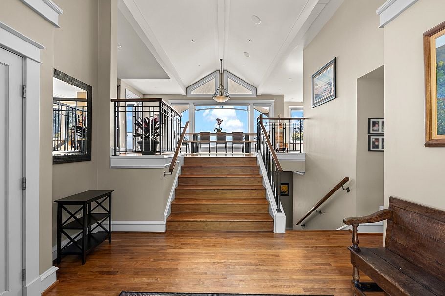 5168 Redonda Drive North Vancouver, BC - 5
