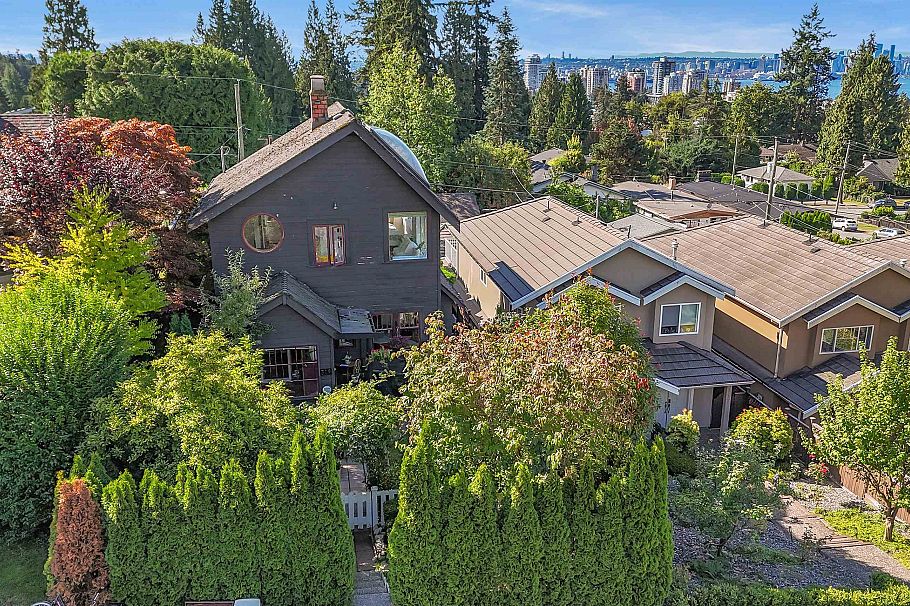 319 E 27th Street North Vancouver, BC - 1