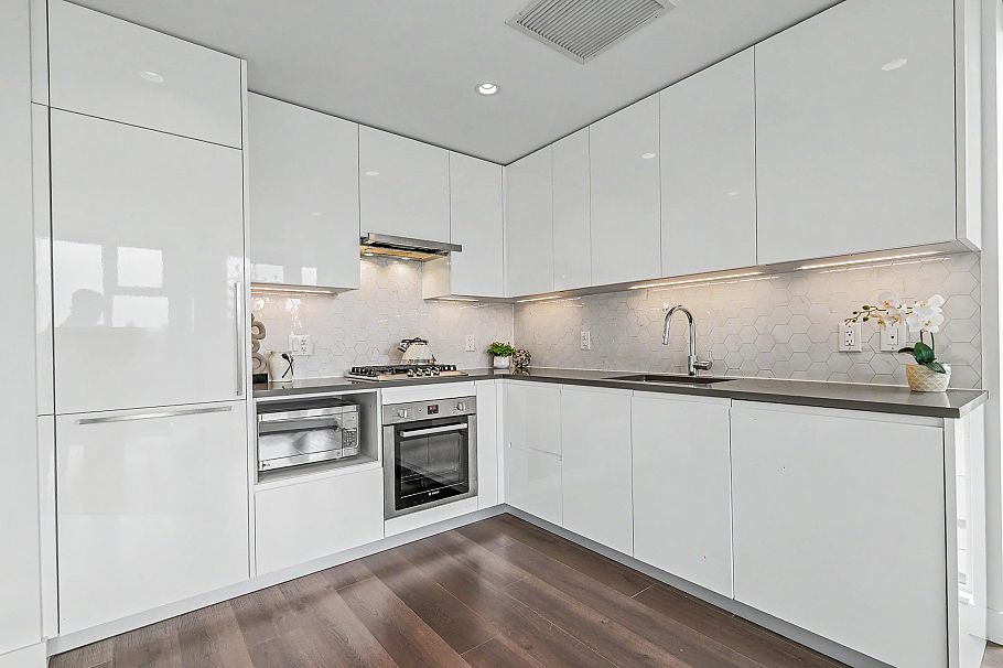 210 8138 Fraser Street Vancouver, BC - 9