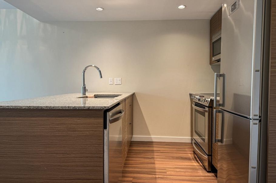 321 135 E 17th Street North Vancouver, BC - 6