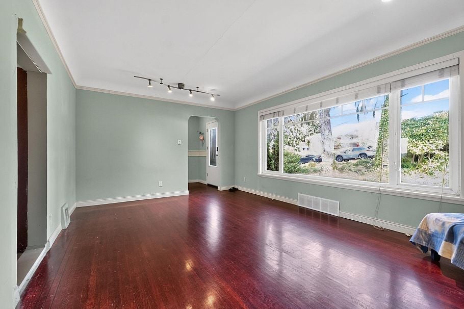 341 W 24th Street North Vancouver, BC - 5