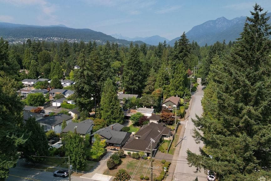 1218 W 22nd Street North Vancouver, BC - 30