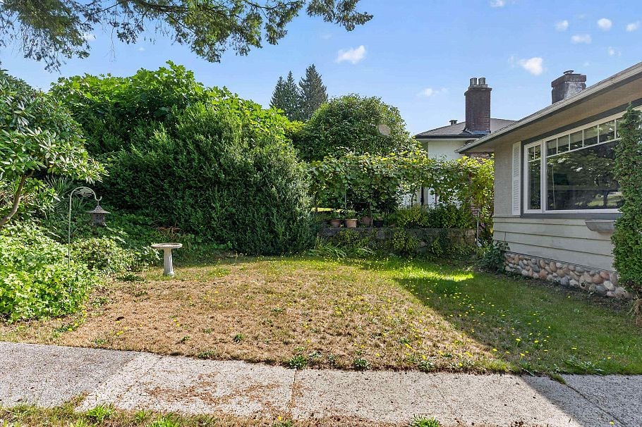 341 W 24th Street North Vancouver, BC - 2