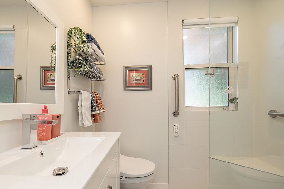 114 W Kings Road North Vancouver, BC - 22