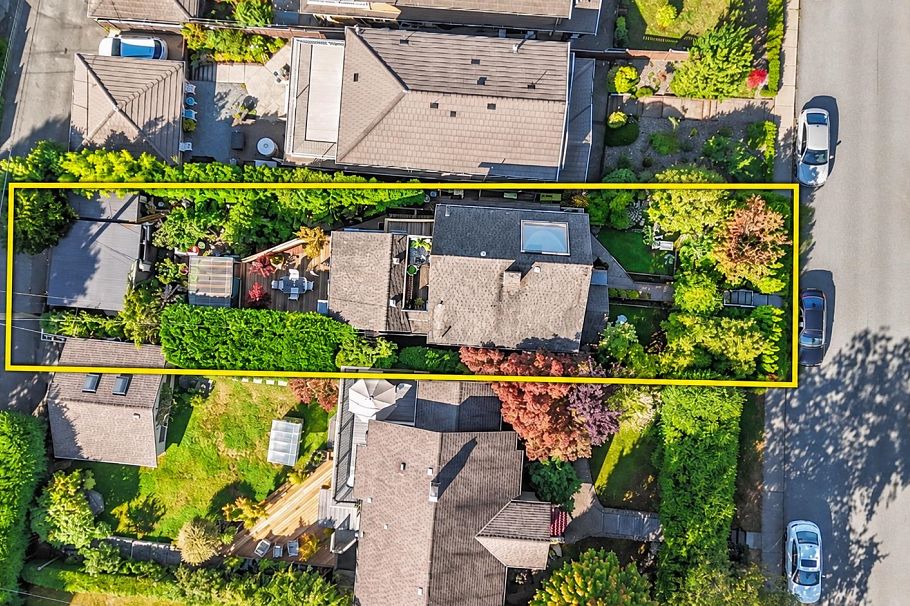 319 E 27th Street North Vancouver, BC - 2