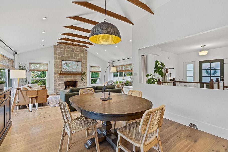 1335 Ridgewood Drive North Vancouver, BC - 1