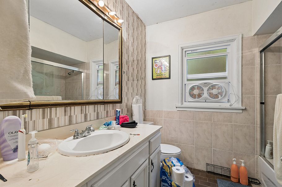1441 W 49th Avenue Vancouver, BC - 36