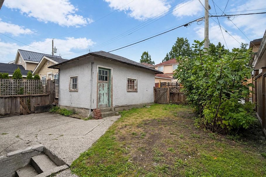 817 W 64th Avenue Vancouver, BC - 36