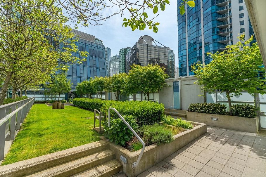 702 1499 W Pender Street Vancouver, BC - 18