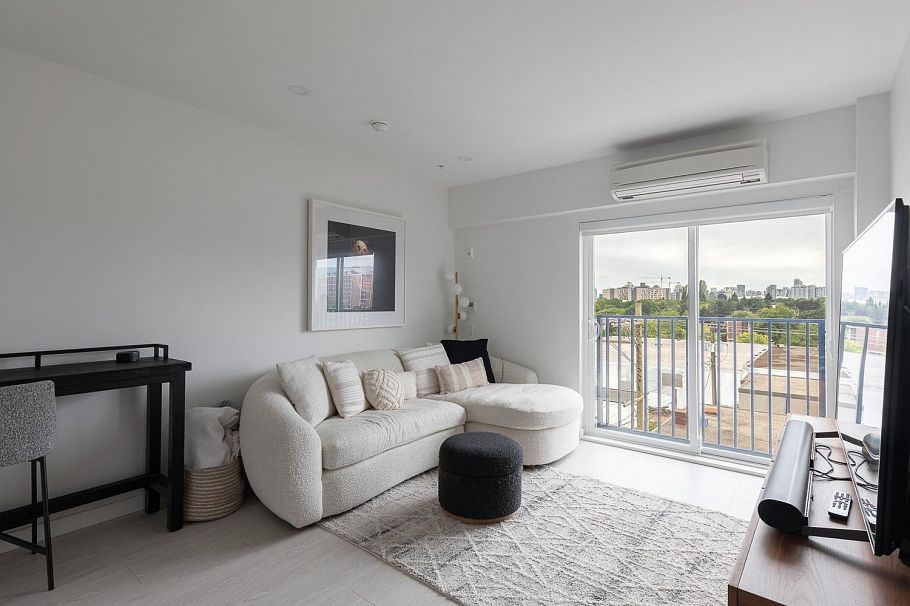 321 1120 E Georgia Street Vancouver, BC - 2