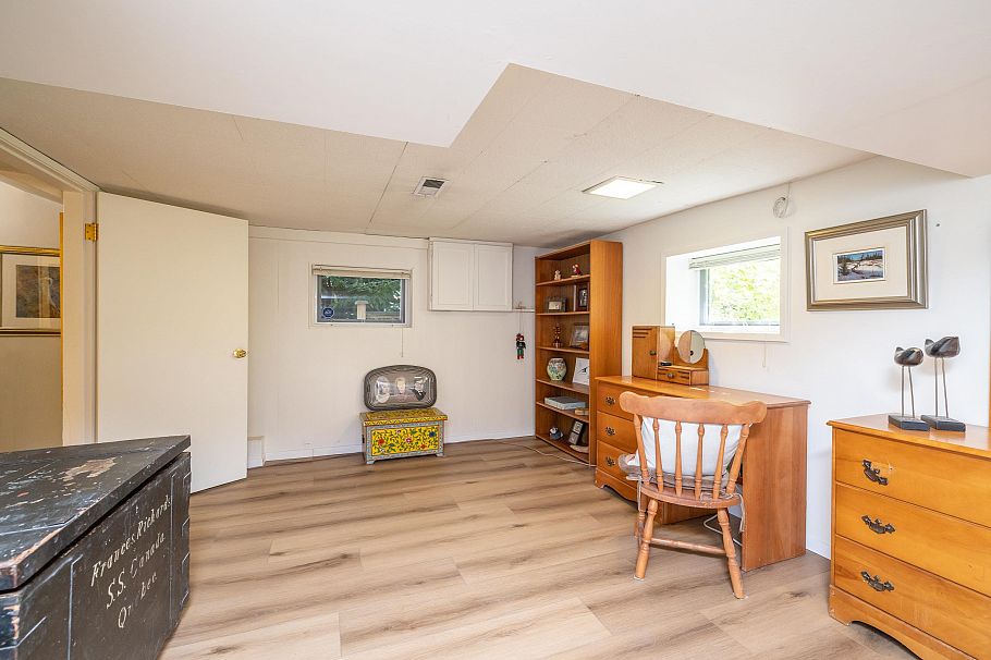 114 W Kings Road North Vancouver, BC - 30