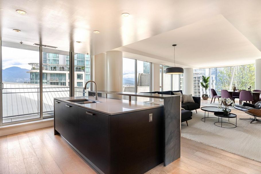 702 1499 W Pender Street Vancouver, BC - 2