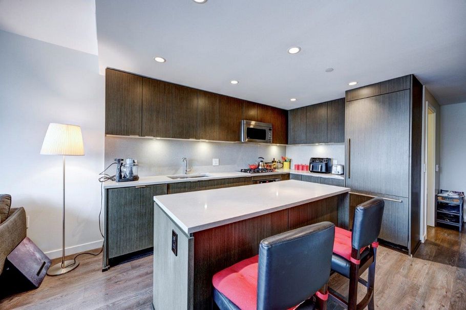 908 125 E 14th Street North Vancouver, BC - 3