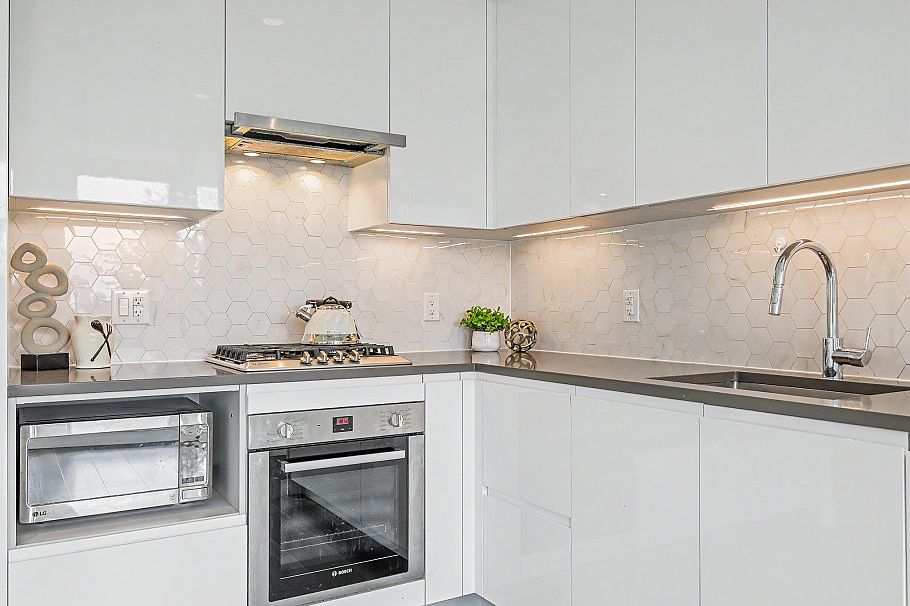 210 8138 Fraser Street Vancouver, BC - 8