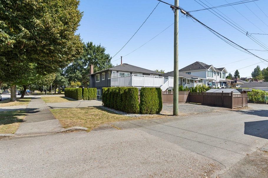 3006 E Georgia Street Vancouver, BC - 40