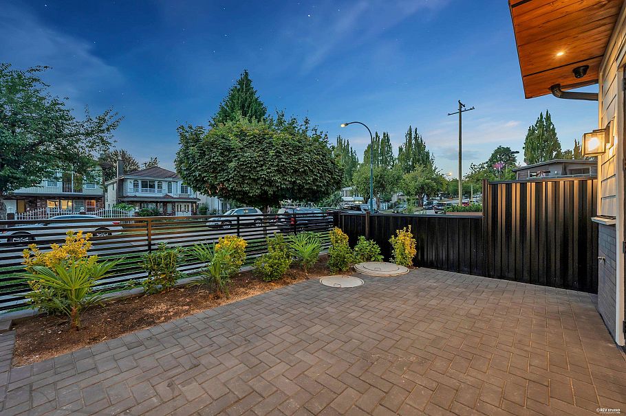 1 5150 Spencer Street Vancouver, BC - 4