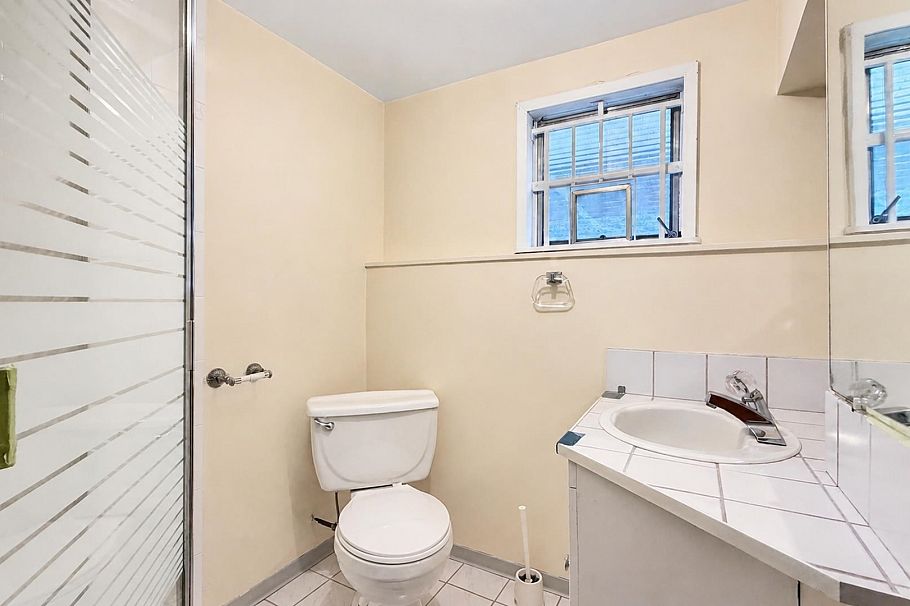 817 W 64th Avenue Vancouver, BC - 33