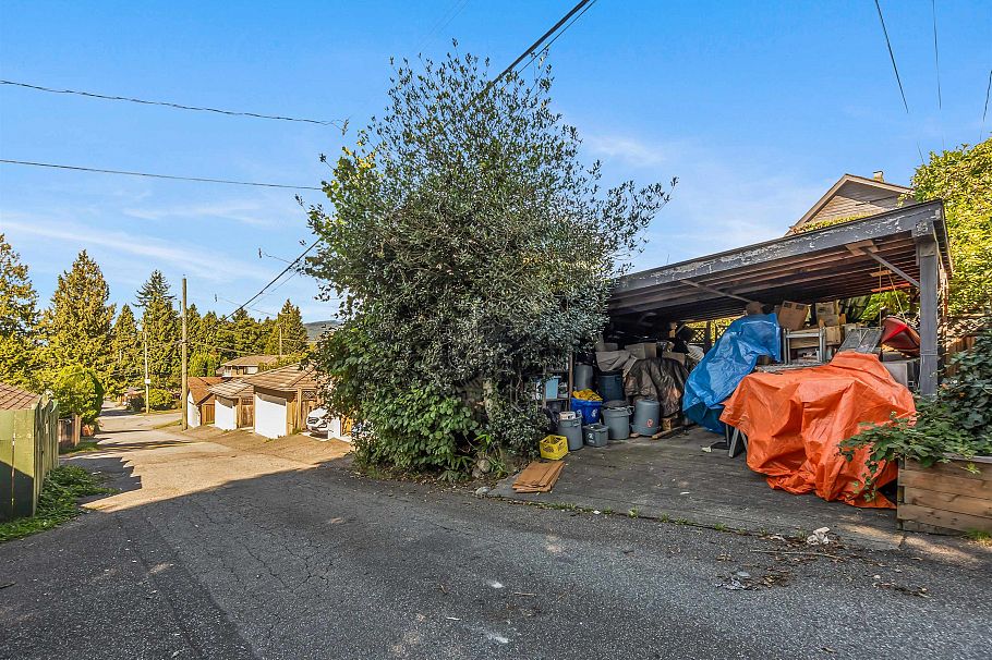 319 E 27th Street North Vancouver, BC - 39