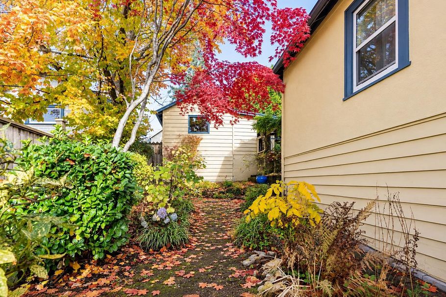 114 W Kings Road North Vancouver, BC - 39